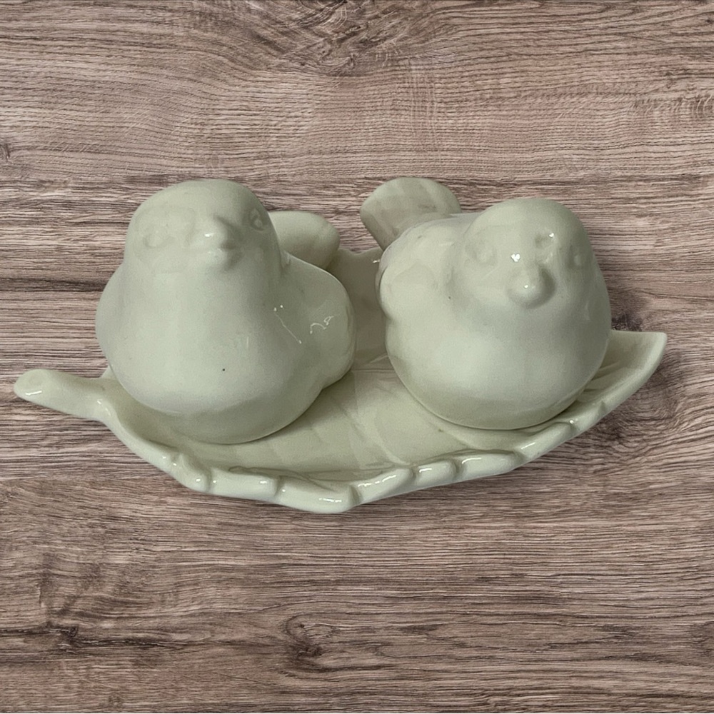 White‎ Glazed Porcelain Song Bird Salt & Pepper Shakers On Leaf Dish